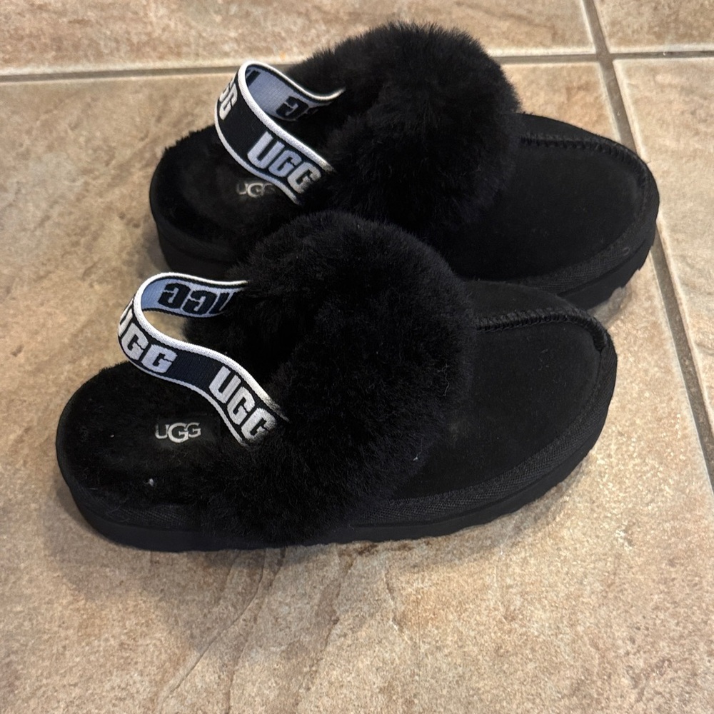 UGG Black Fluffy Sandals with Logo Strap